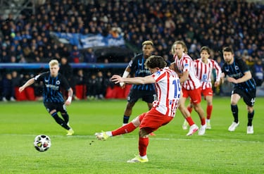 Julián Alvarez metió el primer gol del partido tras un penalti por mano de Joaquin Seys.