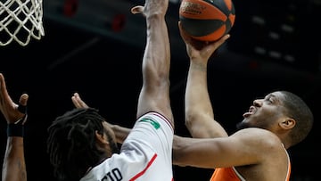 El jugador del Covirán Granada Cristiano Felicio (i) ante Damien Inglis (d), del Valencia Basket, durante un encuentro correspondiente a la jornada 15 de la Liga Endesa disputado hoy sábado en el pabellón de la Fuente de San Luis de Valencia.