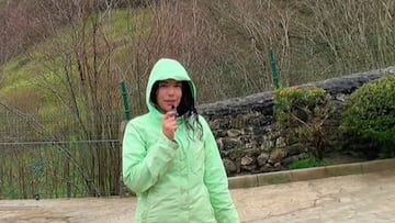 Sus vecinos, pese a ser de edad avanzada, continúan haciendo actividades que requieren mucho esfuerzo físico, como transportar leña en un cuevano o ir a la montaña.