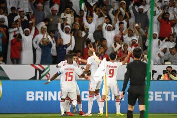 Los jugadores del EAU celebrando un gol de su equipo 