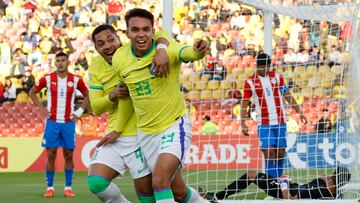 AMDEP1234. BOGOTÁ (COLOMBIA), 06/02/2023.- Giovane Santana (d) de Brasil celebra un gol hoy, en un partido de la fase final del Campeonato Sudamericano Sub'20 entre las selecciones de Paraguay y Brasil en el estadio El Campín en Bogotá (Colombia). EFE/ Mauricio Dueñas Castañeda
