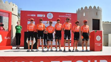 El equipo CCC posa antes de la salida de una etapa en el UAE Tour 2020.
