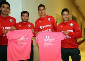 Hernández, Mena, Roco y Delgado junto a la polera de la Corporación Cáncer de Mama Chile.