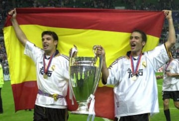  Los jugadores del Real Madrid Morientes y Raúl muestran su alegría con una bandera española en sus manos mientras dan la vuelta de honor con la copa tras superar al Valencia por 3-0 en la final de la Liga de Campeones disputada en París. 