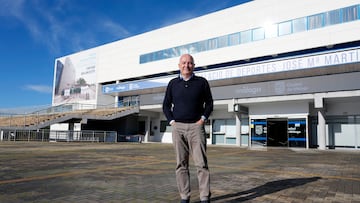 López Nieto posa para AS en la entrada principal del Martín Carpena.