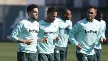 Bartra, junto a Canales y V&iacute;ctor Ruiz.