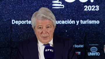 GRAF347. MADRID, 08/02/2023.- El presidente del Atlético de Madrid y padrino de la MadCup 2023, Enrique Cerezo, interviene durante la presentación oficial de la tercera edición del torneo internacional de fútbol base MadCup, este miércoles en la sede de la Agencia Efe, en Madrid. EFE/ Ballesteros