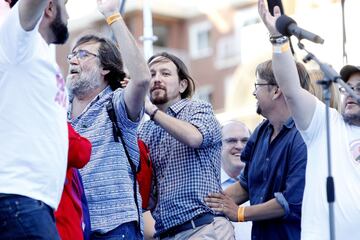 GRA256. MADRID, 01/07/2017.- El secretario general de Podemos, Pablo Iglesias (3i), tras el manifiesto que las distintas asociaciones organizadoras del World Pride 2017 han ofrecido esta tarde en la Plaza de Colón de Madrid. EFE/Javier López.