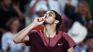 El tenista estadounidense Taylor Fritz manda callar al público tras su victoria ante el francés Arthur Rinderknech en Roland Garros.