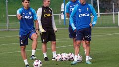 REQUEXON, 22/09/2023.- Luis Carrión (2i) charla con varios jugadores durante su debut como nuevo entrenador del Real Oviedo, este viernes. EFE/Paco Paredes
