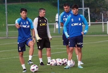 REQUEXON, 22/09/2023.- Luis Carrión (2i) charla con varios jugadores durante su debut como nuevo entrenador del Real Oviedo, este viernes. EFE/Paco Paredes
