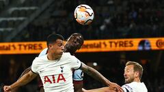 Kurt Zouma (C) of West Ham heads the ball next to Tottenham's Harry Kane (R) during an exhibition football match at Optus Stadium in Perth on July 18, 2023. (Photo by TREVOR COLLENS / AFP) / -- IMAGE RESTRICTED TO EDITORIAL USE - STRICTLY NO COMMERCIAL USE --