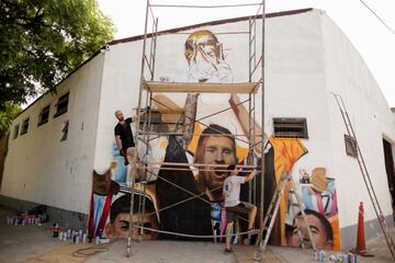 Está situado en el barrio de Palermo, en Buenos Aires. La obra, de unos seis metros de alto y cinco de ancho, ha sido realizada por el artista Maximiliano Bagnasco. En el mural aparece Messi levantando la Copa del Mundo junto al Dibu Martínez, Paulo Dybala y Rodrigo De Paul.