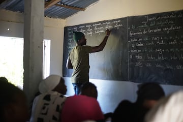 Ngourane Guisse, profesor de español en Samba Dia, enseña a los alumnos los verbos regulares. El castellano es una de las principales opciones escogidas en los centros senegaleses y las aulas están repletas. Existe una gran interacción en las clases. 