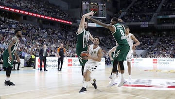 Facundo Campazzo trata de anotar ante la defensa del Panathinaikos en el primer partido de la eliminatoria de cuartos.