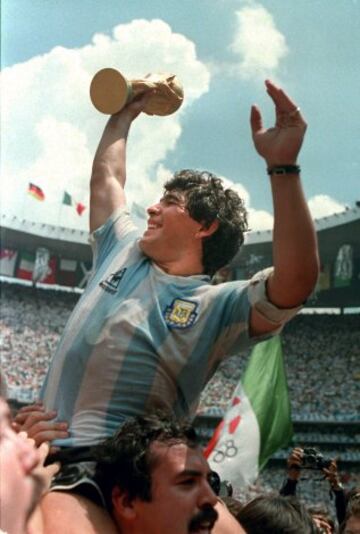 Diego Armando Maradona es considerado por muchos el mejor jugador de la historia. Jugó en Argentinos Juniors, Boca, Barcelona, Napoli, Sevilla y Newell´s Old Boys y ganó, entre otros muchos títulos el Mundial de 1986 con Argentina.