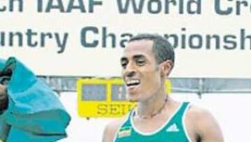 <b>ÚLTIMA VICTORIA. </b>Bekele recoge una bandera tras su triunfo.