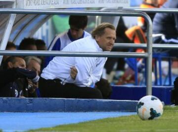 El entrenador del Málaga, el alemán Bernd Schuster, en el banquillo durante el partido ante el Getafe, de la trigésima quinta jornada de liga en Primera División que se disputa esta tarde en el Coliseo Alfonso Pérez.