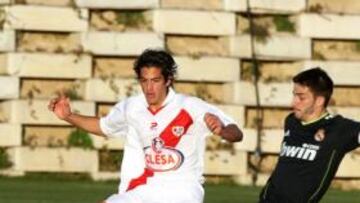 <b>AL CORTE. </b>Fran Rico toca el balón ante Provencio.