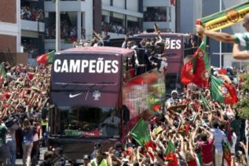 La selección portuguesa recorre las calles de Portugal en un autobús descapotable.