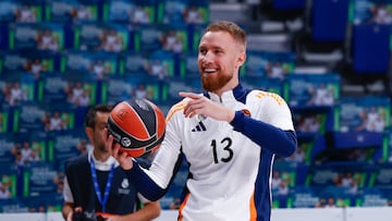 Dzanan Musa sonríe antes de la lesión en un partido de la Euroliga.