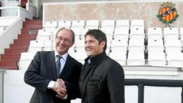 <b>DIRECTOR. </b>Fàbregas saluda al expresidente grana J. M. Fernández.