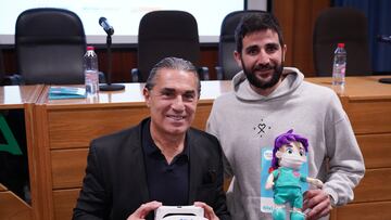 Sergio Scariolo y Ricky Rubio, en la presentaci¨®n del proyecto "I am redy", en el Hospital Materno Infantil de M¨¢laga.