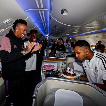 Rodrygo sopló las velas por su cumpleaños en el avión.