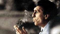 LA SOLEDAD EL BANQUILLO. Cruyff ya fumaba en su época de jugador y como técnico lo hizo más.