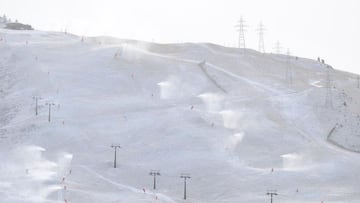 Baqueira Beret nevada, el 24 de noviembre del 2023, con los cañones produciendo nieve.