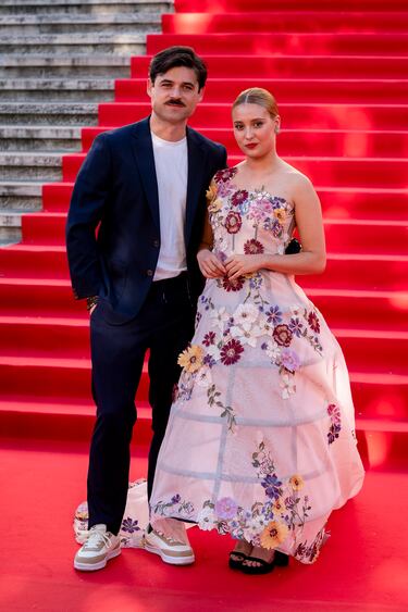 La actriz Ana Garcés y el actor y modelo Arturo Sancho posan en la alfombra roja de la Primera edición de los Premios de la Academia de la Moda Española.