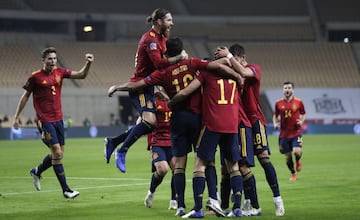 La exhibición de España ante Alemania este martes en Sevilla merece entrar en este 'top-ten' de victoria de la Selección porque nunca antes jamás los alemanes habían sido derrotados por 6-0 en partido oficial. Pero no sólo el marcador fue espectacular, también el juego de la Selección, desatada por las bandas, con presión en campo contrario y con un acierto espectacular. De los 13 goles que La Roja ha marcado en la clasificación de la Nations League, 10 han sido en dos partidos: cuatro a Ucrania y los seis que se llevaron los alemanes. 