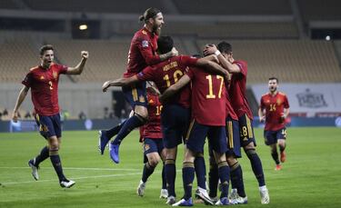 La exhibición de España ante Alemania este martes en Sevilla merece entrar en este 'top-ten' de victoria de la Selección porque nunca antes jamás los alemanes habían sido derrotados por 6-0 en partido oficial. Pero no sólo el marcador fue espectacular, también el juego de la Selección, desatada por las bandas, con presión en campo contrario y con un acierto espectacular. De los 13 goles que La Roja ha marcado en la clasificación de la Nations League, 10 han sido en dos partidos: cuatro a Ucrania y los seis que se llevaron los alemanes. 