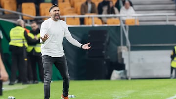 SEVILLA, 14/01/2026.- El técnico del Elche, Eder Sarabia, durante el encuentro correspondiente a los octavos de final de la Copa del Rey que disputan hoy miércoles Betis y Elche en el estadio de La Cartuja, en Sevilla. EFE / José Manuel Vidal.