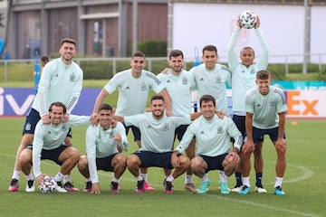 Varios jugadores posan durante el entrenamiento. 


