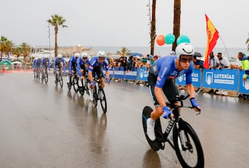 El equipo Alpecin-Deceuninck durante la etapa de hoy. 
 
