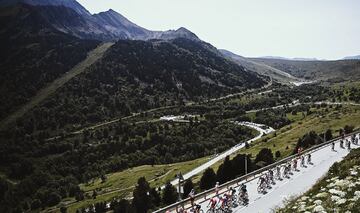 El pelotón durante la decimoquinta etapa del Tour de Francia 2021.