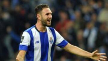 Miguel layún celebra su anotación con el Porto