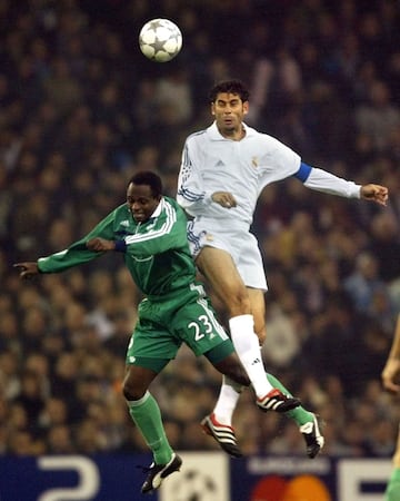 El delantero nigeriano, internacional con Polonia, tuvo un año espectacular en Panathinaikos ganando todo lo posible en Grecia y llevando con sus goles a Polonia al mundial que se disputaría en 2002.