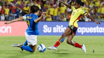 AMDEP5170. BUCARAMANGA (COLOMBIA), 30/07/2022.- Linda Caicedo (d) de Colombia disputa el balón con Rafaelle de Brasil hoy, en la final de la Copa América Femenina entre Colombia y Brasil en el estadio Alfonso López en Bucaramanga (Colombia). EFE/Mauricio Dueñas Castañeda
