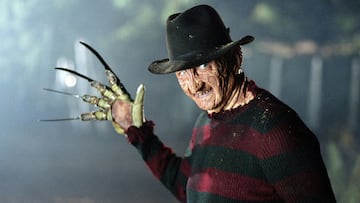 Esta película es uno de los grandes clásicos del cine slasher de los años 80. Nadie que haya crecido durante esta década es capaz de olvidar el terror que le transmitía el guante de cuchillas de Freddy Krueger. Un grupo de adolescentes tienen terribles pesadillas en las que son atacados por Freddy. El problema está en que, en este caso, los sueños no solo son sueños
Los protagonistas lucharán por no dormir y por descubrir cómo vencer al temible hombre de las cuchillas.