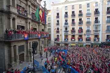 La plantilla de Osasuna en el balcón del Ayuntamiento de Pamplona arropados por los aficionados rojillos.