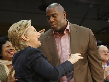 Hillary Clinton y Earvin 'Magic' Johnson.