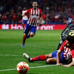 El VAR revisó un penalti a Diego Costa y lo sacó fuera