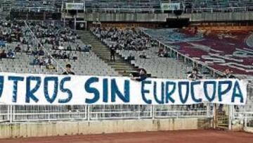 <b>DISCORDIA. </b>La pancarta exhibida por la Curva el domingo, en el Espanyol-Almería, ha irritado a Albert Riera.