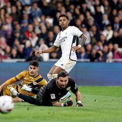 El banquillo blanco está seco