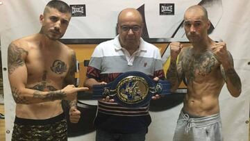 Marc Vidal y Sergio Blanco posan durante el pesaje previo a su combate.