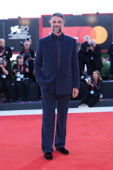 Luca Calvani asiste a la alfombra roja del Premio Kineo durante el 82º Festival Internacional de Cine de Venecia.



