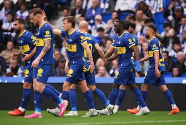 La indumentaria retro del Deportivo Alavés está inspirada en la final de la Copa de la UEFA disputada el 16 de mayo de 2001 en Dortmund, la primera final europea en la historia del Deportivo Alavés.