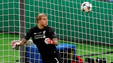 Karius contempla el segundo gol de Bale.